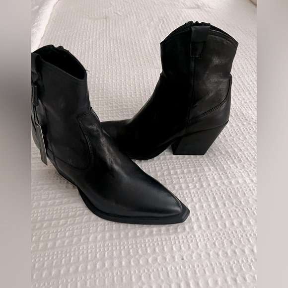 SOLD * Western Boots 🖤 SOLD - Picture 4 of 8